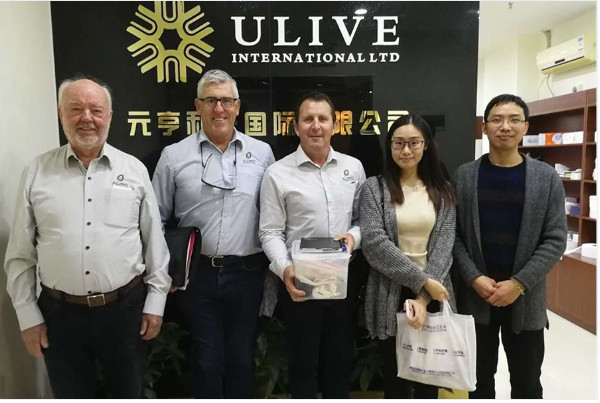 Equipe de gerenciamento de f&aacute;brica de papel Ulive com clientes globais