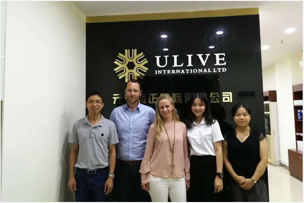 Equipe de fabrica&ccedil;&atilde;o de produtos de papel Ulive no showroom da f&aacute;brica