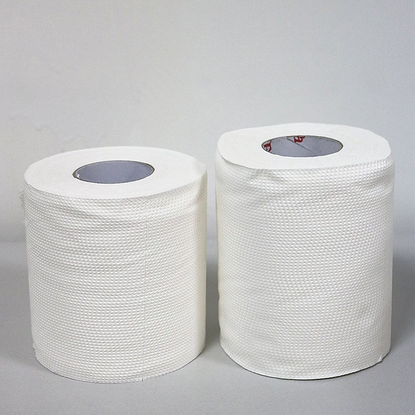 Rolos de papel higi&ecirc;nico premium empilhados ordenadamente demonstrando espessura
